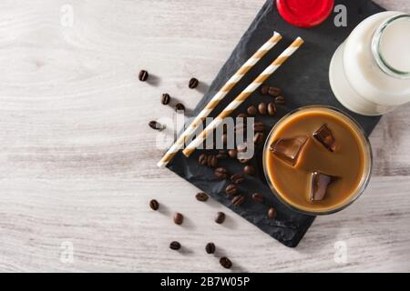 Eiskaffee oder Kaffe Latte auf Holztisch Stockfoto