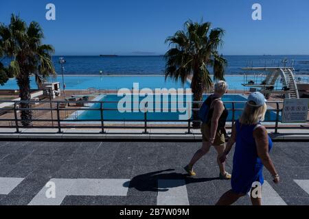 Das beliebte öffentliche Schwimmbad von Seapoint in Kapstadt schloss als Reaktion auf Südafrikas Eindämmungsstrategie gegen Coronavirus Stockfoto