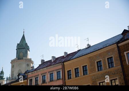 Lubliner Mietshaus scheint in der hellen Sonne gegen den blauen Himmel. Stockfoto