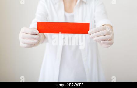 Arzt in einem Krankenhaus mit rotem Warnschild verspottet, damit Ihr Text Virus, Coronavirus oder Krankheit stoppen kann.Arzt Hände in weißem Mantel, Handschuhe. Konzept Stockfoto