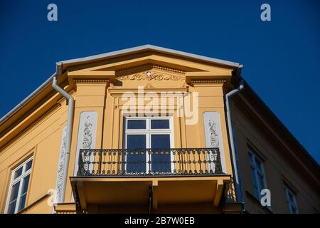 Lubliner Mietshaus scheint in der hellen Sonne gegen den blauen Himmel. Stockfoto