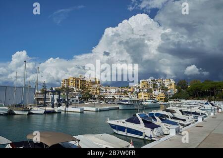 Hafen von Cabopino, Marbella, Costa del Sol, Andalusien, Spanien. Stockfoto