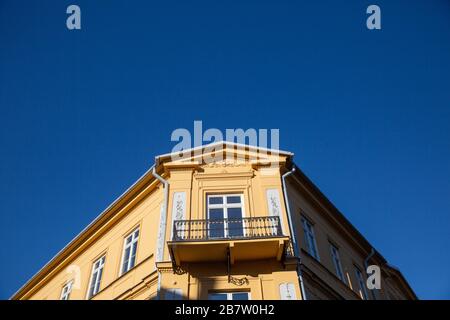 Lubliner Mietshaus scheint in der hellen Sonne gegen den blauen Himmel. Stockfoto