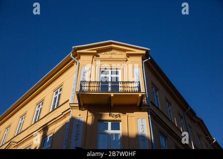 Lubliner Mietshaus scheint in der hellen Sonne gegen den blauen Himmel. Stockfoto