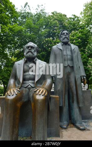 Berlin, Deutschland 05-17-2019 Statuen von Marx und Engels im ehemaligen Ost-Berliner Stadtzentrum Stockfoto