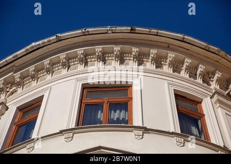 Lubliner Mietshaus scheint in der hellen Sonne gegen den blauen Himmel. Stockfoto