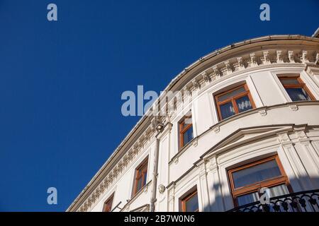 Lubliner Mietshaus scheint in der hellen Sonne gegen den blauen Himmel. Stockfoto