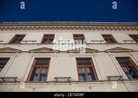 Lubliner Mietshaus scheint in der hellen Sonne gegen den blauen Himmel. Stockfoto