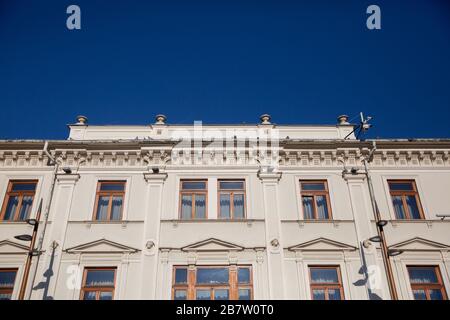 Lubliner Mietshaus scheint in der hellen Sonne gegen den blauen Himmel. Stockfoto