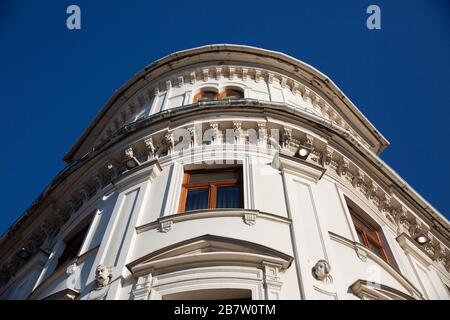 Lubliner Mietshaus scheint in der hellen Sonne gegen den blauen Himmel. Stockfoto