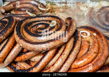 Gegrillte Wurst mit Zwiebeln und Sauce, Draufsicht Stockfoto