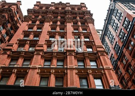 Rote Fassade eines typischen Braunsteingebäudes, Manhattan, New York City, USA Stockfoto