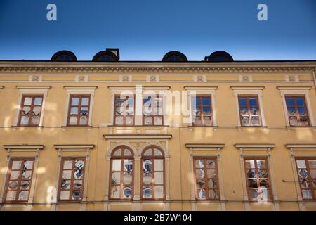 Lubliner Mietshaus scheint in der hellen Sonne gegen den blauen Himmel. Stockfoto