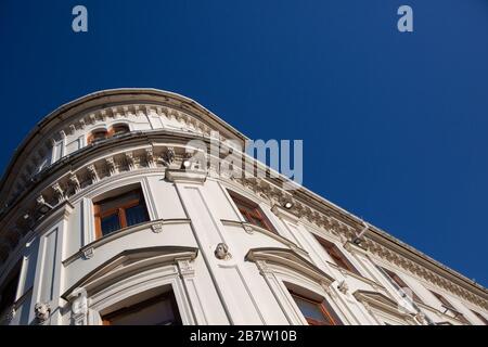 Lubliner Mietshaus scheint in der hellen Sonne gegen den blauen Himmel. Stockfoto