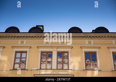 Lubliner Mietshaus scheint in der hellen Sonne gegen den blauen Himmel. Stockfoto