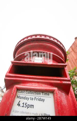 Ein Postkasten neben der Seite einer belebten Straße in Gillingham North Dorset England GB. Stockfoto