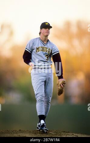 Austin Texas USA, 1988: Handicap College Pitcher, Jim Abbott, Baseballspieler der University of Michigan, geboren mit nur einer Hand. 1987 wurde er zum Amateursportler des Jahres der AAU ernannt. ©Bob Daemmrich Stockfoto