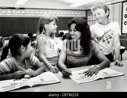 Austin, Texas USA: Hispanischer Lehrer und Schüler in zweisprachiger Klasse der zweiten Klasse. ©Bob Daemmrich Stockfoto