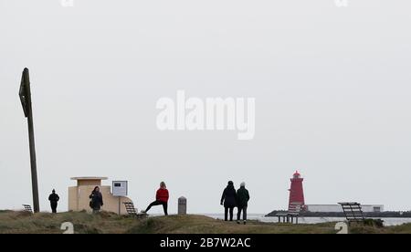 Die Leute machen einen frühen Morgenspaziergang an der Bull Wall in Dublin. Stockfoto