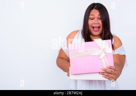 Schöne übergewichtige Asianerin vor weißem Hintergrund Stockfoto