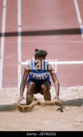 Austin, Texas USA: High School Athlet landet im Sandkasten während des Weitsprungwettbewerbs der Mädchen auf dem State Championship Track and Field Meet. ©Bob Daemmrich Stockfoto