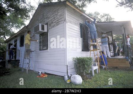 San Antonio TX USA: Freiwillige malen das Haus eines Einwohners mit niedrigem Einkommen während eines von der Stadt gesponserten „Paint-a-thon“ aus. ©Bob Daemmrich Stockfoto
