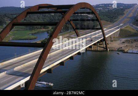 Austin, Texas USA, 2003: Loop 360 Brücke über den Lake Austin. ©Bob Daemmrich Stockfoto