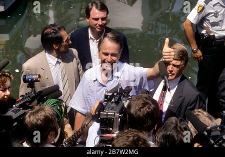 San Antonio, Texas, 1988: Vizepräsident, George H.W. Bush, republikanischer Präsidentschaftskandidat, gibt während einer Wahlkampfveranstaltung im Arneson Theatre in der Innenstadt einen Daumen nach oben. ©Bob Daemmrich Stockfoto