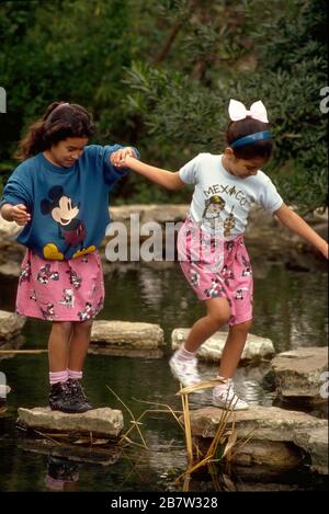 Austin, Texas, USA: Hispanische Mädchen, die spielen, folgen dem Anführer. HERR ©Bob Daemmrich Stockfoto