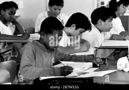 Austin Texas USA: Schüler der 7. Klasse, die im Englischunterricht arbeiten. ©Bob Daemmrich Stockfoto