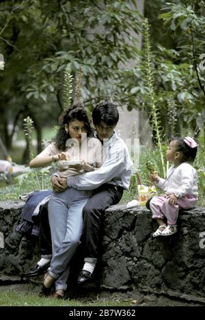 Mexico City, DF Mexiko: Familie genießt Sonntag im Chapultepec Park. ©Bob Daemmrich Stockfoto