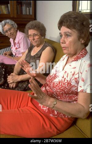 Ältere Frauen, die an der Begegnungsgruppe für Menschen teilnehmen, die kürzlich ihre Ehegatten verloren haben. ©Bob Daemmrich Stockfoto