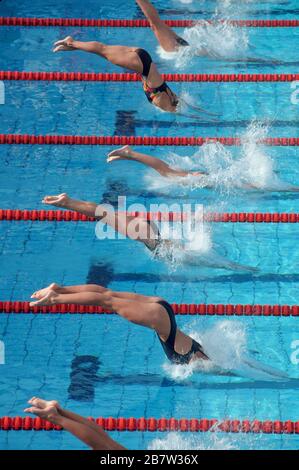 Barcelona, Spanien, 1992: Schwimmer, die zu Beginn der Frauenveranstaltung während der Olympischen Sommerspiele in den Pool tauchen. ©Bob Daemmrich Stockfoto