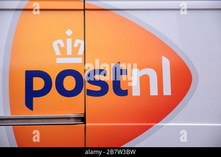 Logo auf EINEM Post.nl Van in Amsterdam, Niederlande 2020 Stockfoto