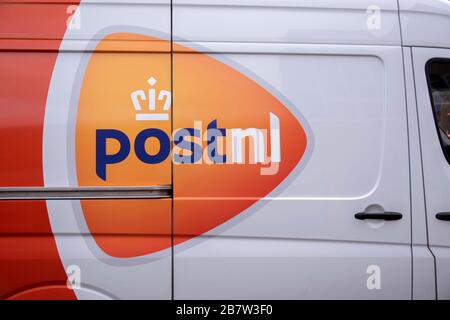 Logo auf EINEM Post.nl Van in Amsterdam, Niederlande 2020 Stockfoto