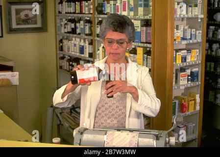 Austin Texas USA, 1988: Hispanic-Apothekerin bei der Arbeit in der Apotheke. MR RR-0086 ©Bob Daemmrich Stockfoto