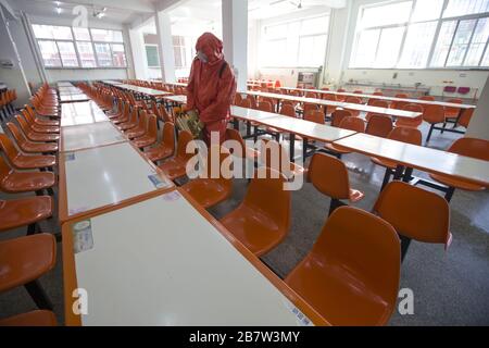 Taiyuan, China. März 2020. Die Mitarbeiter des Notfallrettungsteams sterilisieren die Schule für die Wiederaufnahme des Unterrichts in Taiyuan, Shanxi, China am 17. März 2020. (Foto von Top Photo/Sipa USA) Credit: SIPA USA/Alamy Live News Stockfoto