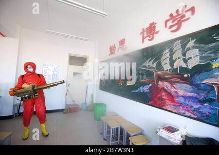 Taiyuan, China. März 2020. Die Mitarbeiter des Notfallrettungsteams sterilisieren die Schule für die Wiederaufnahme des Unterrichts in Taiyuan, Shanxi, China am 17. März 2020. (Foto von Top Photo/Sipa USA) Credit: SIPA USA/Alamy Live News Stockfoto