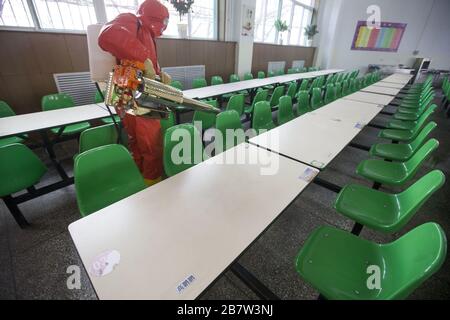Taiyuan, China. März 2020. Die Mitarbeiter des Notfallrettungsteams sterilisieren die Schule für die Wiederaufnahme des Unterrichts in Taiyuan, Shanxi, China am 17. März 2020. (Foto von Top Photo/Sipa USA) Credit: SIPA USA/Alamy Live News Stockfoto