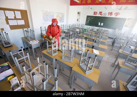 Taiyuan, China. März 2020. Die Mitarbeiter des Notfallrettungsteams sterilisieren die Schule für die Wiederaufnahme des Unterrichts in Taiyuan, Shanxi, China am 17. März 2020. (Foto von Top Photo/Sipa USA) Credit: SIPA USA/Alamy Live News Stockfoto