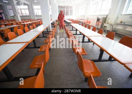 Taiyuan, China. März 2020. Die Mitarbeiter des Notfallrettungsteams sterilisieren die Schule für die Wiederaufnahme des Unterrichts in Taiyuan, Shanxi, China am 17. März 2020. (Foto von Top Photo/Sipa USA) Credit: SIPA USA/Alamy Live News Stockfoto