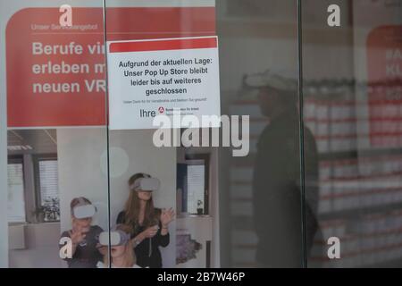 Schild an der Tür der Bundesagentur für Arbeit, wegen der aktuellen Situation: Unser Popupladen ist leider bis auf weiteres geschlossen, Rathaus-Galerie Essen, 17. März 2020. ? SVEN SIMON Fotoagentur GmbH & Co. Pressefoto KG # Prinzess-Luise-Str. 41 # 45479 M uelheim / R hr # Tel 0208/9413250 # Fax. 0208/9413260 # GLS Bank # BLZ 430 609 67 # Kto. 4030 025 100 # IBAN DE75 4306 0967 4030 0251 00 # BIC GENODEM1GLS # WWW.SVENSIMON.NET. Weltweite Verwendung Stockfoto
