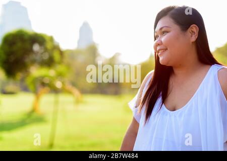 Schöne Übergewicht asiatische Frau Entspannung im Park Stockfoto