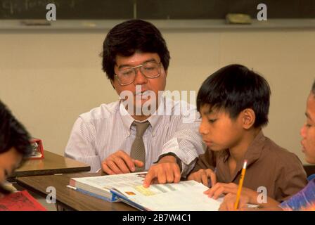 Austin Texas USA: Vietnamesisch-amerikanischer Student hört während der Englischkurse als zweite Sprachklasse in der Junior High School auf den Lehrer. HERR ©Bob Daemmrich Stockfoto