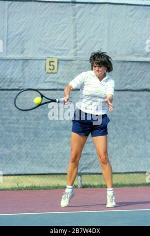 Austin Texas USA: Studentin spielt Tennis auf dem Tennisplatz der St. Edward's University. ©Bob Daemmrich Stockfoto