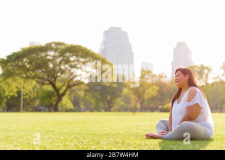 Schöne Übergewicht asiatische Frau Entspannung im Park Stockfoto