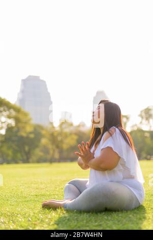 Schöne Übergewicht asiatische Frau Entspannung im Park Stockfoto