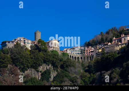 Nemi Village vom See aus gesehen (Blick in den niedrigen Winkel) Stockfoto