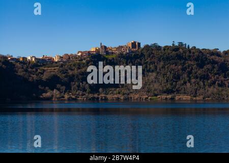 Genzano di Roma Village, vom Nemi-See aus gesehen (niedriger Blickwinkel) Stockfoto