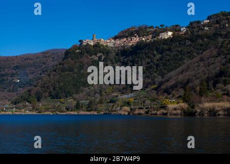 Nemi Village vom See aus gesehen (Blick in den niedrigen Winkel) Stockfoto